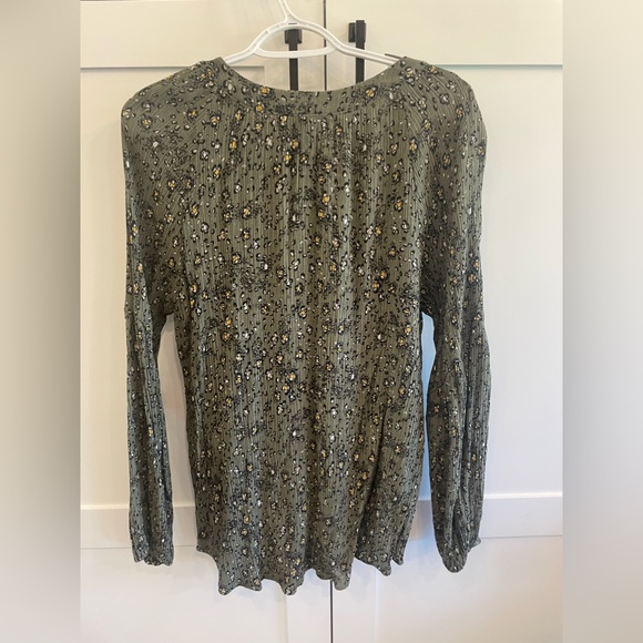 WHBM hunter olive green button down balloons, sleeve blouse. Floral ditzy print. - Picture 7 of 9